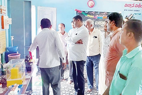 030922 Talakeri Govt School RDCC Bank Director Gaura Basavaraja visited