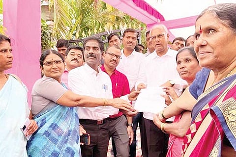 04092022 sindhanoor anganawadi workers protest