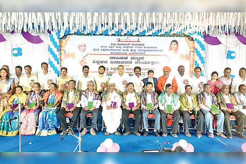 ಲಿಂಗಸುಗೂರಲ್ಲಿ ಹಮ್ಮಿಕೊಂಡಿದ್ದ ಶಿಕ್ಷಕರ ದಿನಾಚರಣೆಯಲ್ಲಿ ನಿವೃತ್ತ ಶಿಕ್ಷಕರಿಗೆ ಸನ್ಮಾನಿಸಲಾಯಿತು. 