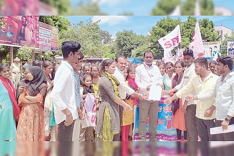 080922 Gangavati SFI Protest