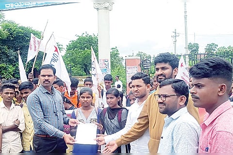 080922 Raichur SFI Protest