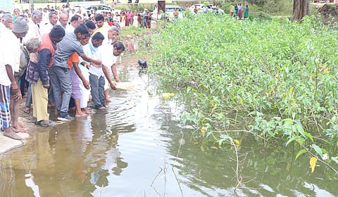 ಬಿಳಿಕೆರೆ ಗ್ರಾಮದಲ್ಲಿ ಕೆರೆಗೆ ಶಾಸಕರಿಂದ ಬಾಗಿನ ಅರ್ಪಣೆ.