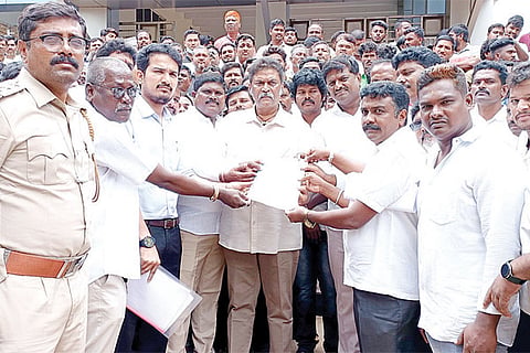 12092022 Hospet lory owners-drivers protest minister anand singh