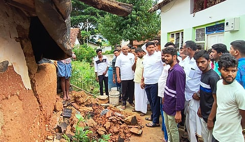 ಕುಸಿದಿದ್ದ ಮನೆ ವೀಕ್ಷಿಸಿದ ಬಿಜೆಪಿ ಮುಖಂಡ ಎನ್.ಆರ್.ಸಂತೋಷ್