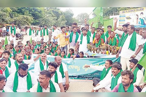 14092022 gangavathi formars protest