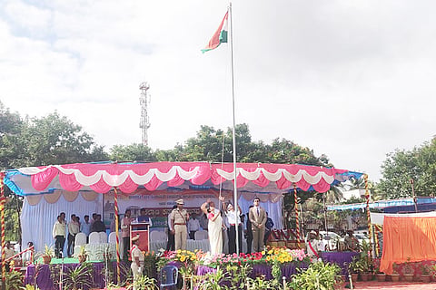 17092022 Hospet Minister shashikala jolle flag hoisting