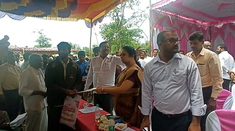 ನಿಲಗುಂದ ಗ್ರಾಮದಲ್ಲಿ ಜಿಲ್ಲಾಧಿಕಾರಿಗಳ ನಡೆ ; ಹಲವು ಸಮಸ್ಯೆಗಳಿಗೆ ಪರಿಹಾರ