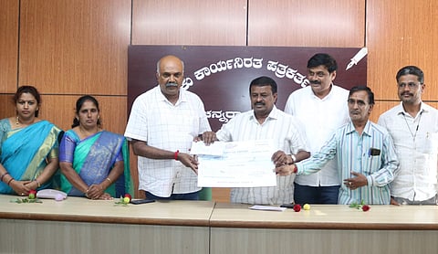 ಕ್ಷೇಮ ನಿಧಿಗೆ ಚೆಕ್ ಹಸ್ತಾಂತರ