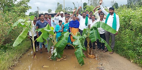 ಮೈಲಹಳ್ಳಿ-ಸುಳ್ಳಕ್ಕಿಗೆ ತೆರಳುವ ರಸ್ತೆ ಗುಂಡಿಮಯ ;ಗ್ರಾಮಸ್ಥರ ಪ್ರತಿಭಟನೆ.