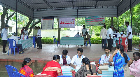 ನಗರದ ಆರೋಗ್ಯ ಪೌರಕಾರ್ಮಿಕರ ಕೈಯಲ್ಲಿ