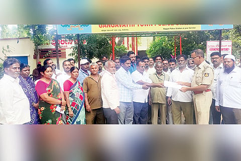 21092022 Gangavathi muncipal workers protest