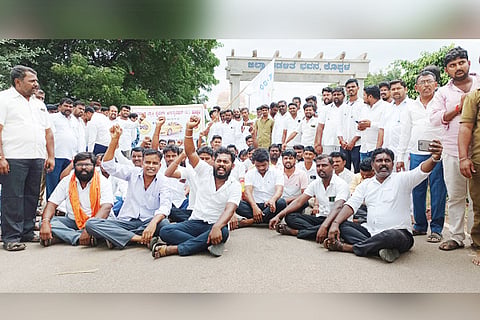 21092022 koppal taxi drivers protest