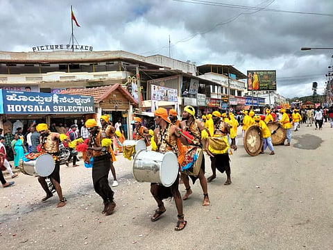 ಕಲಾತಂಡಗಳೊದೊಂದಿಗೆ ಅದ್ದೂರಿ ಗೌರಿ ಗಣೇಶ ವಿಸರ್ಜನೆ