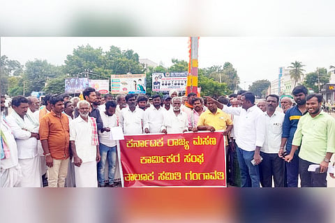 26092022 gangavathi labours protest