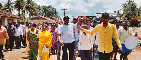 ರಸ್ತೆ ದುರಸ್ಥಿಗೆ ಗ್ರಾಮಸ್ಥರಿಂದ ಪ್ರತಿಭಟನೆ