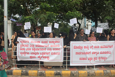 mng-13 sep clock tower protest