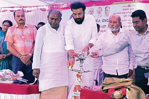 031022 Siraguppa Distribution of order copy to beneficiaries