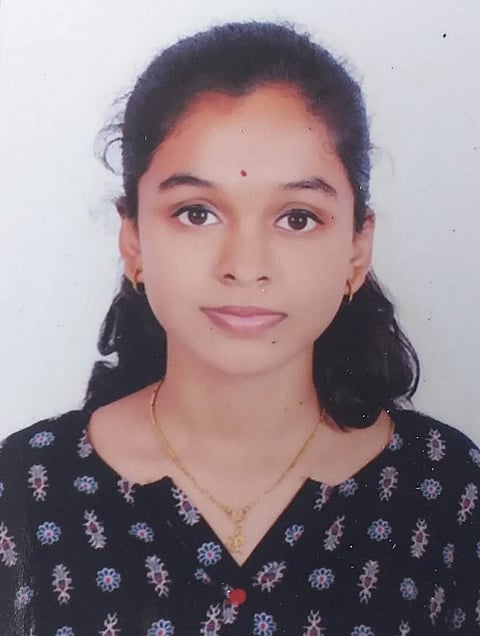 ಮೆಟ್ಟಿಲಿನಿಂದ ಕಾಲುಜಾರಿ ಯುವತಿ ಸಾವು