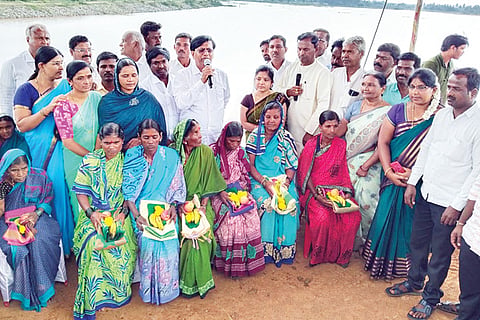 061022 Kempu Lake Ganga Puja