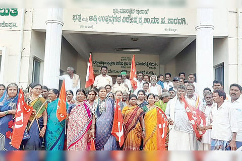 081022 Karatagi APMC Front Farmers Protest