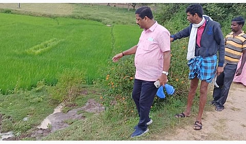 ಕೆರೆ ಏರಿ ಕುಸಿದು ಬೆಳೆ ಹಾನಿ ; ಬಿಜೆಪಿ ಮುಖಂಡ ರೈತರೊಂದಿಗೆ ಭೇಟಿ
