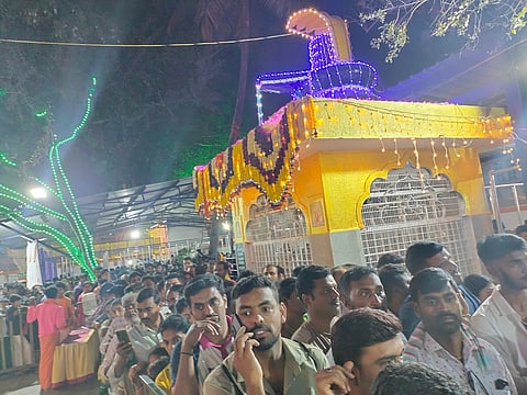 ನಿತ್ಯ ದೇವಿ ದರ್ಶನಕ್ಕೆ  ಹೆಚ್ಚಾಗುತ್ತಿರುವ ಭಕ್ತರ ಸಂಖ್ಯೆ