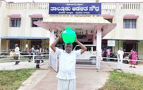 ವಿದ್ಯುತ್ ಸಬ್ ಸ್ಟೇಷನ್ ನಿರ್ಮಿಸುವಂತೆ ಒತ್ತಾಯಿಸಿ ಏಕಾಂಗಿ ಹೋರಾಟ