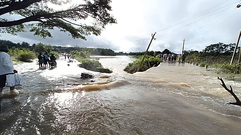 ಮಹಾಮಳೆ ಆರ್ಭಟ: ಸಾರ್ವಜನಿಕ ಆಸ್ತಿ- ಪಾಸ್ತಿ ಅಪಾರ ಹಾನಿ