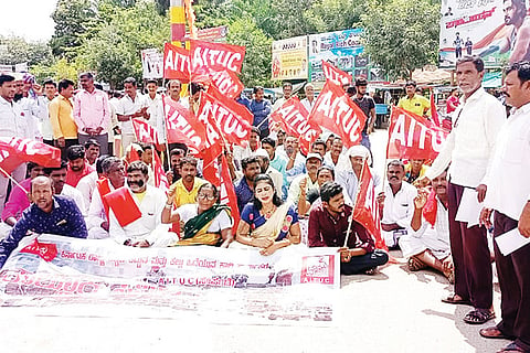 181022 Gangavati State Building Construction and Quarry Workers Union Protest
