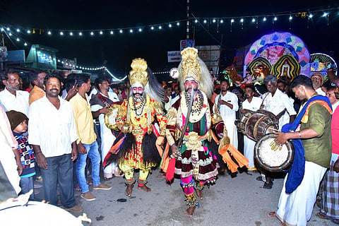 ಅರಕಲಗೂಡಿನಲ್ಲಿ ದಸರಾ ಉತ್ಸವ; ಮನಸೆಳೆದ ವೀರಗಾಸೆ, ನೃತ್ಯ ಪ್ರದರ್ಶನ