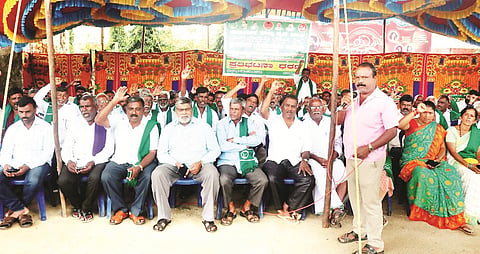 HUN-OCT-13-7(FARMERS STRIKE)