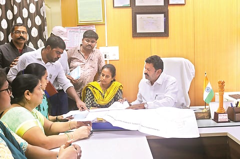 HUN-OCT-14-1(MLA MEETING WITH OFFICERS)