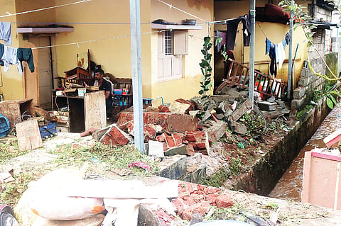 HUN-OCT-16-4(HOUSING BOARD COLONY COMPOUND DAMAGED)