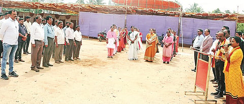 HUN-OCT-28-3(TALUK OFFICEERS AT GROUND)