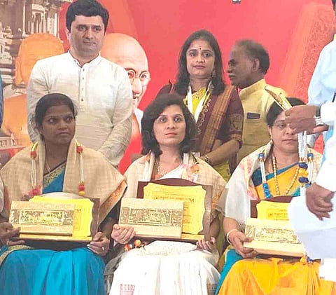 Kayak Ratna Award TO Dr Prabha Swamy