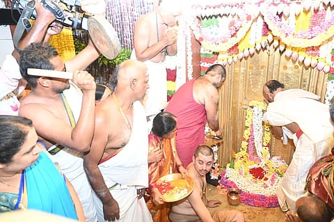 ಹಾಸನಾಂಬ ದರ್ಶನೋತ್ಸವಕ್ಕೆ ವಿಧಿಬದ್ಧ ಚಾಲನೆ .