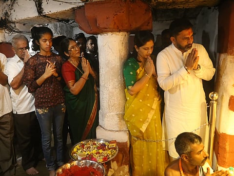 ಹಾಸನಾಂಬ ದೇವಿ ದರ್ಶನ ಪಡೆದ ಶಾಸಕ ಪ್ರೀತಂ ಗೌಡ ಕುಟುಂಬ