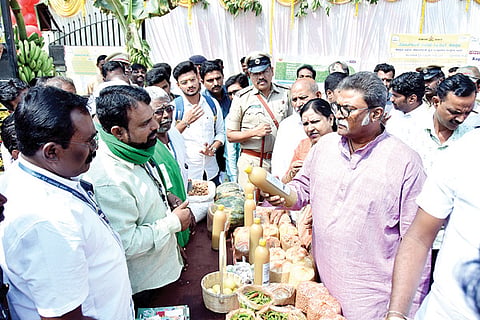 021122 Koppal Display of horticulture products
