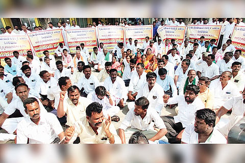 031122 Raichur Sindhanuru Tq GP Member Protest