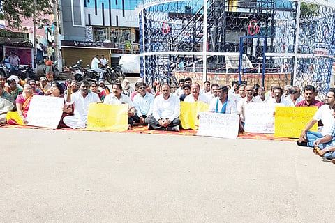 051122 Vijayanagara DC SP Transfer Protest