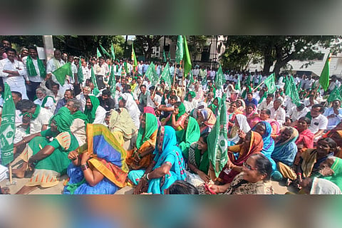 08112022 bellary formars protest