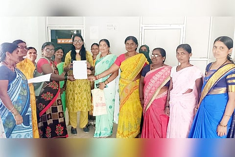 08112022 maski Akshara Dasoha Scheme workers manavi