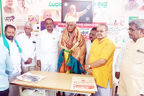 08112022 sindhanour k virupakshappa sanmana