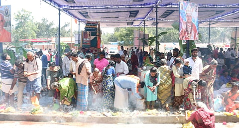 ದೇಗುಲದ ಮುಂದೆ ಭಕ್ತಿ ಸಮರ್ಪಣೆ