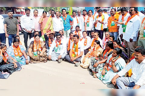 091122 Ballari BJP Protest Satish Jarakihole