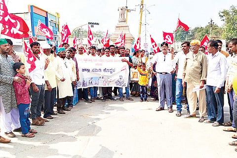 101122 Koppal Building Construction Labor Protest