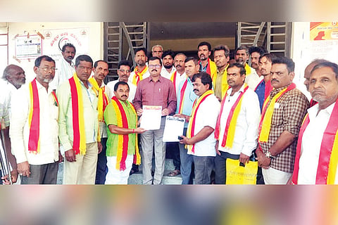 12112022 gangavati karave protest