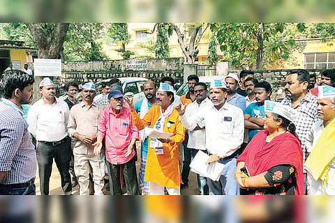 161122 Gangavati Protest by AAP members