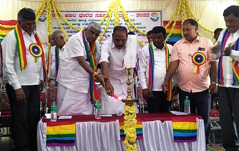 ಸಹಕಾರ ಸಂಘಗಳ ನೆರವು  ಮೂಲಕ ಅನ್ನದಾತರು ಸ್ವಾವಲಂಬಿ ಬದುಕು ಕಟ್ಟಿಕೊಳ್ಳಬೇಕು : ಎಚ್.ಡಿ.ರೇವಣ್ಣ