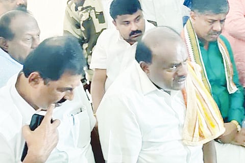ಶ್ರೀನಿವಾಸಪುರ ತಾಲೂಕಿನ ಗೌನಿಪಲ್ಲಿ ಸಮೀಪದ ನಕ್ಕಲಗಡ್ಡ ಗ್ರಾಮದಲ್ಲಿ ಮಾಜಿ ಮುಖ್ಯಮಂತ್ರಿ ಎಚ್​.ಡಿ.ಕುಮಾರಸ್ವಾಮಿ ಸುದ್ದಿಗಾರರರೊಂದಿಗೆ ಮಾತನಾಡಿದರು.